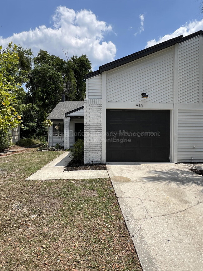 Building Photo - 916 Robinhood Ct