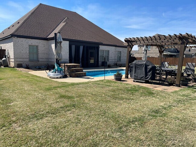 Foto del edificio - Stunning 4-Bedroom Home in Coventry with Designer Finishes & a Pool!