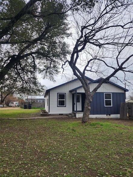 Building Photo - 928 E Cameron Ave