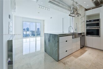 Building Photo - 1155 Brickell Bay Dr
