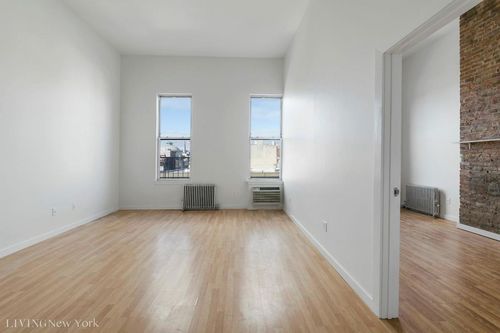 Foto del edificio - 764 Manhattan Ave