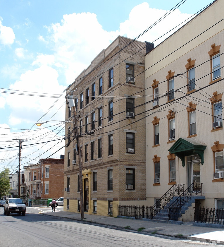Building Photo - 201 59th St