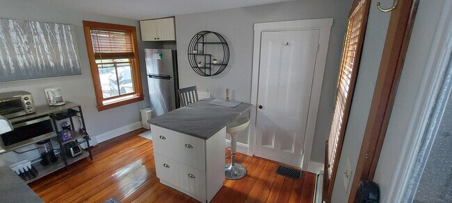 island seating with storage - 91 Johnson St