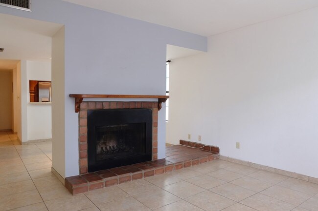 Building Photo - 922 N Chrysler Dr