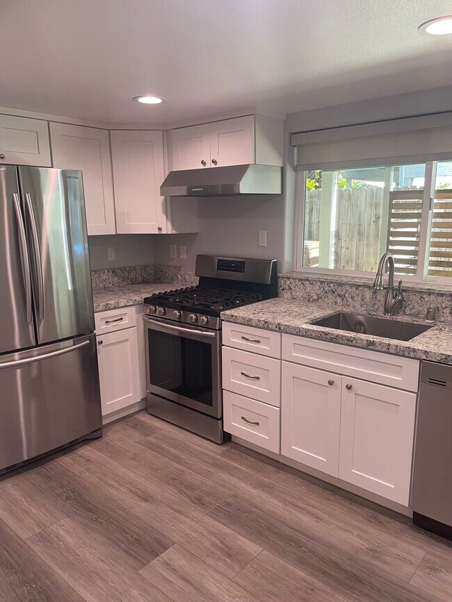 Cocina completa con gran ventanal. Mucha luz natural. - 33742 Alcazar Dr