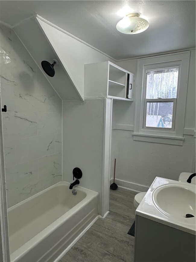 Building Photo - 557 Glide St