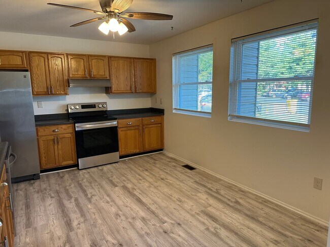 Foto del edificio - Whispering Woods Townhome Reduced!!