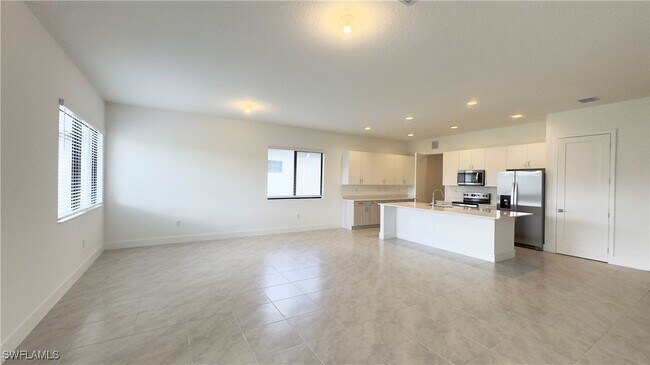 Building Photo - 5105 Penella Ave