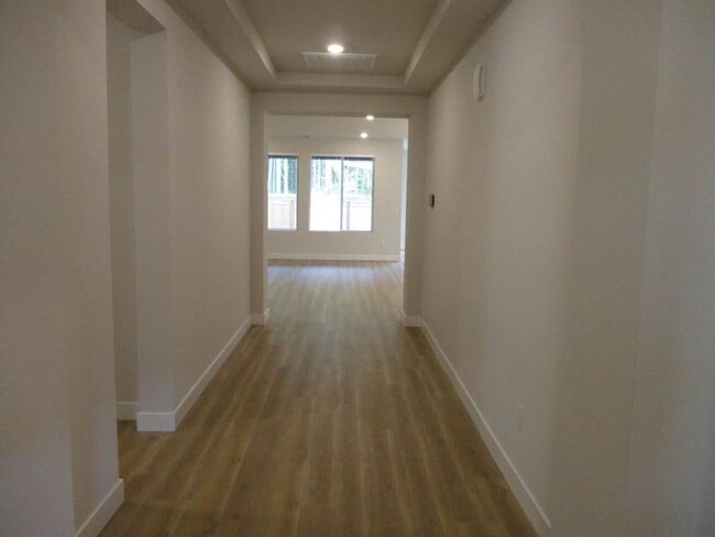 Building Photo - Lovely 3 bedroom 2.5 bathroom Rambler in M...