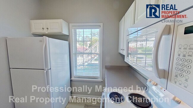 Building Photo - Ground Level Condo with Community Pool