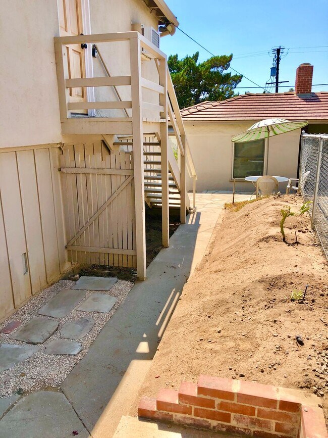 Building Photo - Cozy Detached Upstairs Guest House Unit, i...