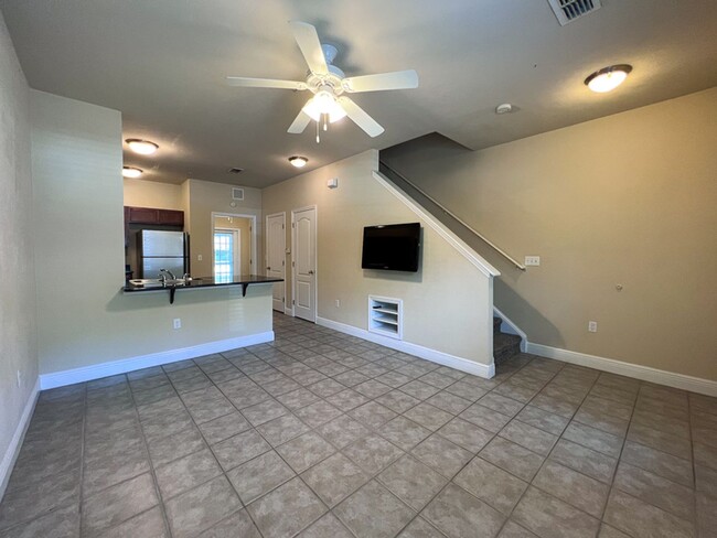 Foto del edificio - 3-Bed/3-Bath Condo in Chase Hollow Availab...