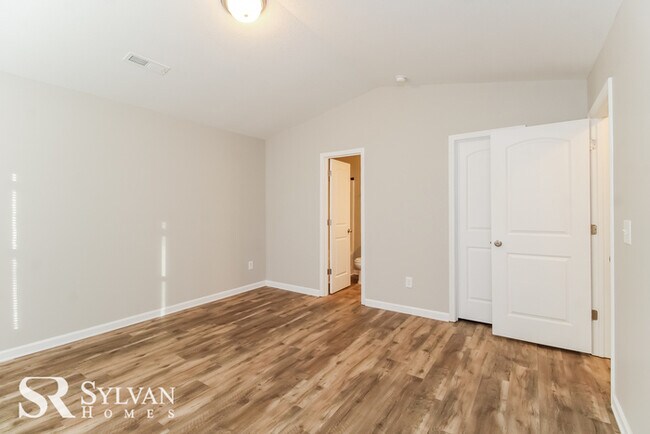 Foto del edificio - Gorgeous 3-bedroom & 2.5-bathroom townhome.