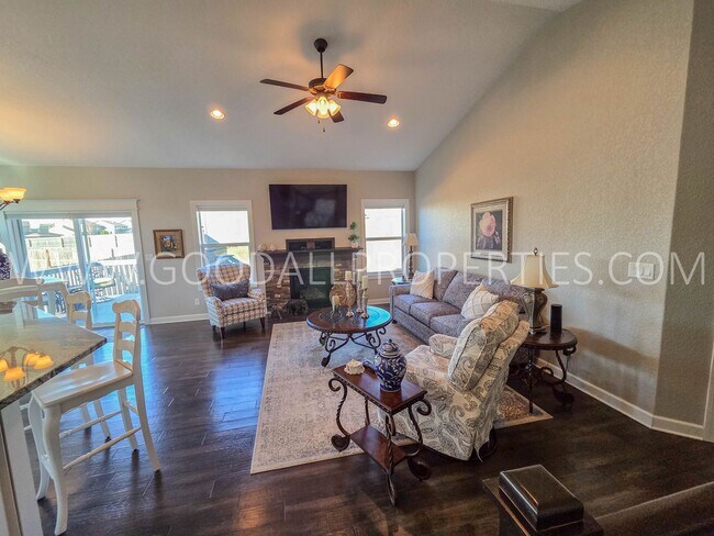 Building Photo - 3 Bed 3 Car Home in Adel