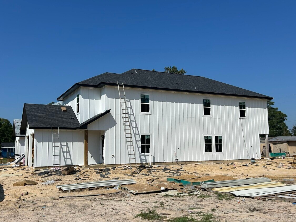 Foto principal - 8437 Harvard Dr