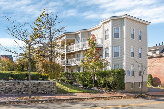 Building Photo - 158 Pearl St