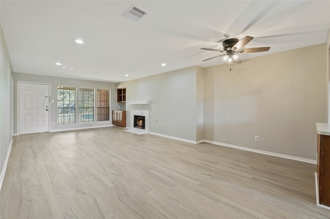 Building Photo - 200 Panorama Dr