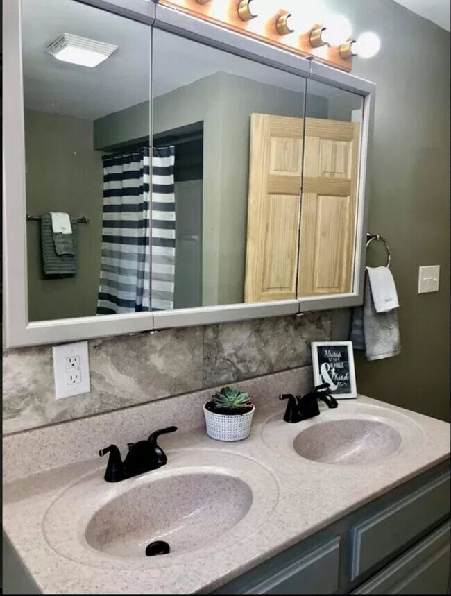 Building Photo - Well Updated Single Family 3br 1.5b