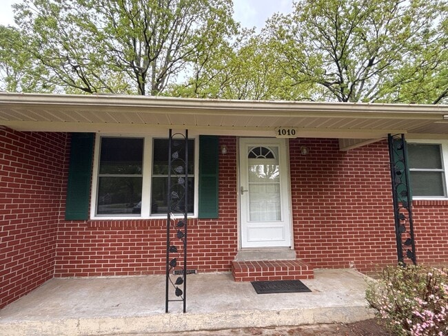 Building Photo - Ranch Style 3 Bedroom, 2 Bath Home