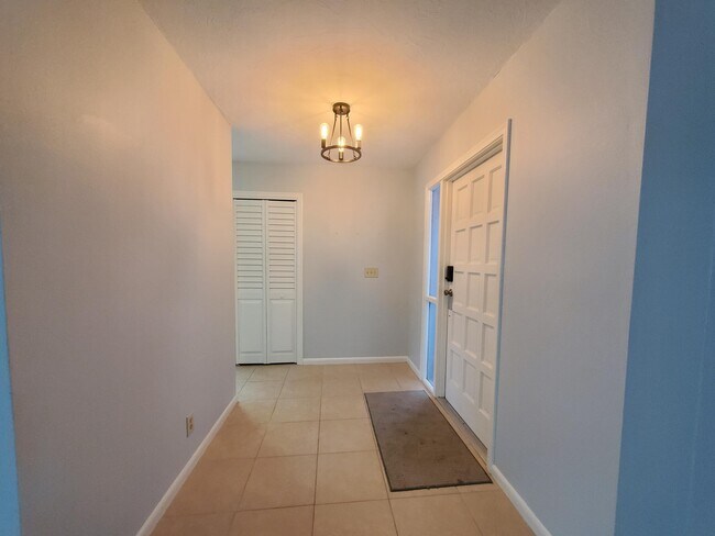Foto del edificio - 423 Pine Tree Ct