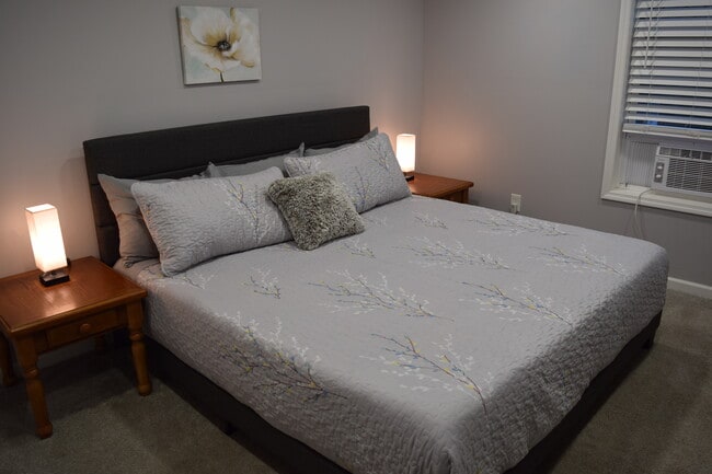 Bedroom with walk-in closet & King bed - 826 Terrace St