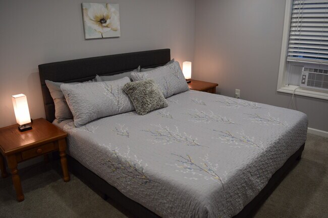 Dormitorio con vestidor y cama King - 826 Terrace St