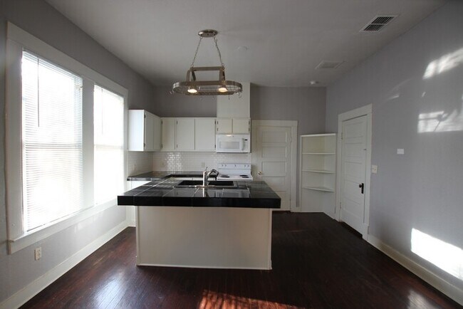 Building Photo - Tour Today! Charming 3 bedroom home in the Heart of Tyler!!
