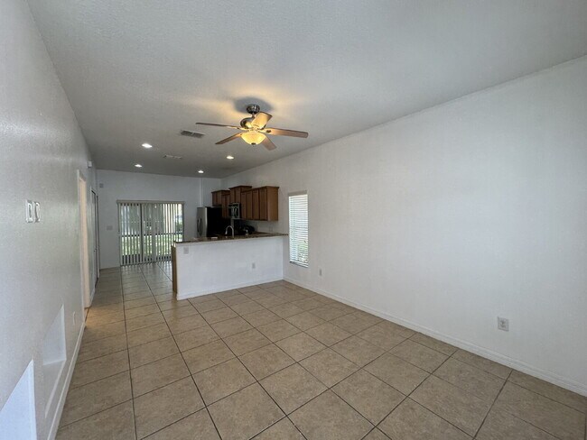 Foto del edificio - "Charming Tampa Retreat: Stylish 2-Bedroom with Granite Finishes & Guest Suite!"