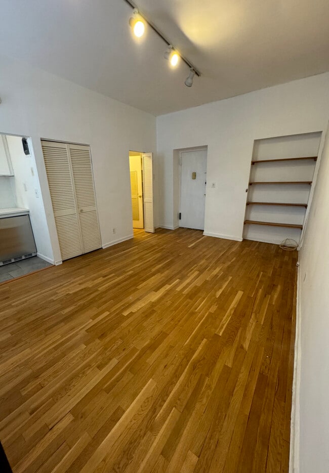 Building Photo - 30 E 95th St