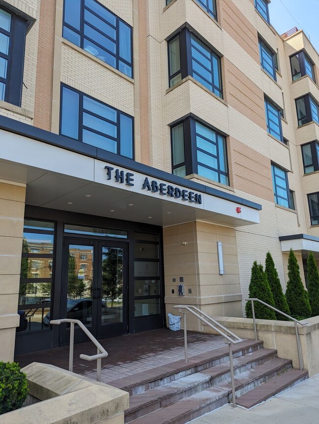 Photo - Brighton luxury 2 bedroom 2 bath with parking for January 1 Apartment