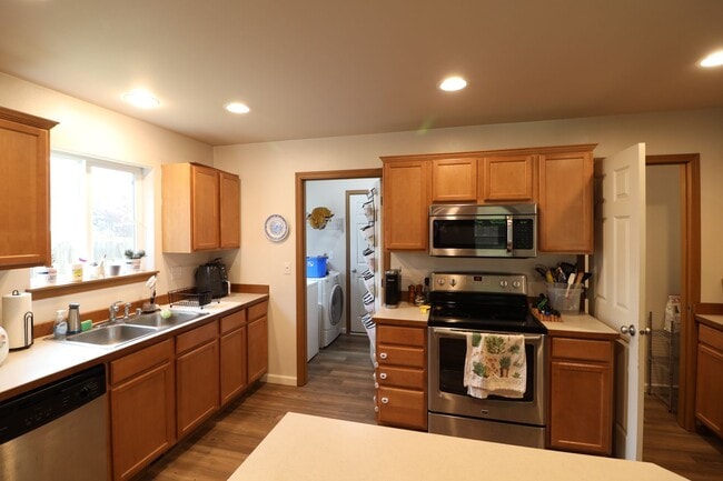 Building Photo - 4 Bed 2.5 Bath - Fully Fenced - Pet Friend...