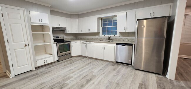 Foto del edificio - Charming Cul-de-Sac Home with Sunroom, Den...