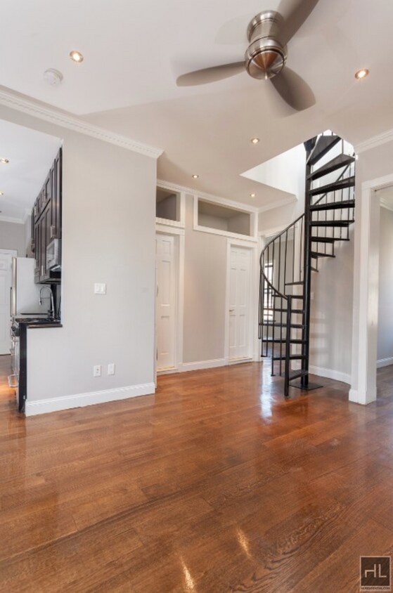 Foto principal - East 100th Street