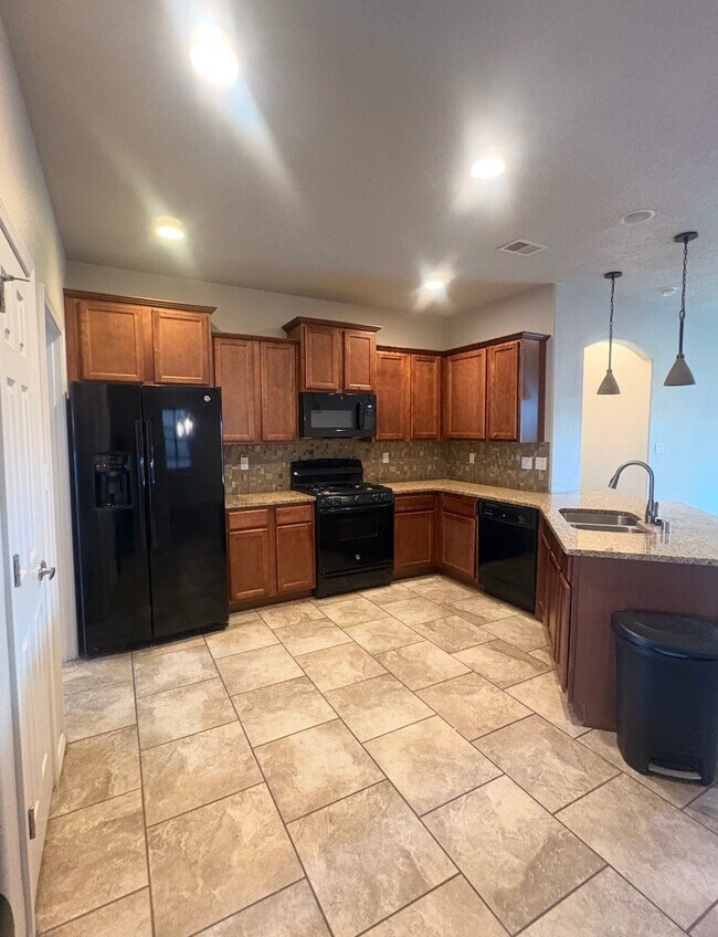 Building Photo - 5247 Via del Cielo Ln