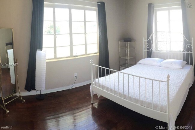 Foto del edificio - 153 NE 49th St