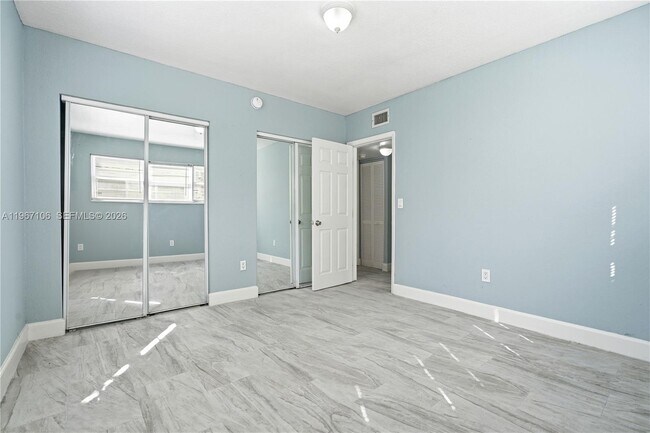 Foto del edificio - 7530 Dickens Ave