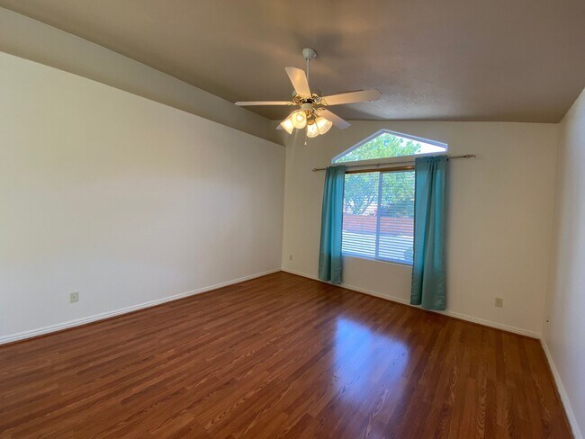 Foto del edificio - ADORABLE HOUSE FOR RENT IN HURRICANE