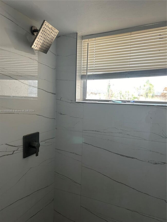 Foto del edificio - 1350 NE 119th St