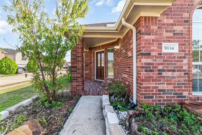 Foto del edificio - 5834 Lundwood Ln