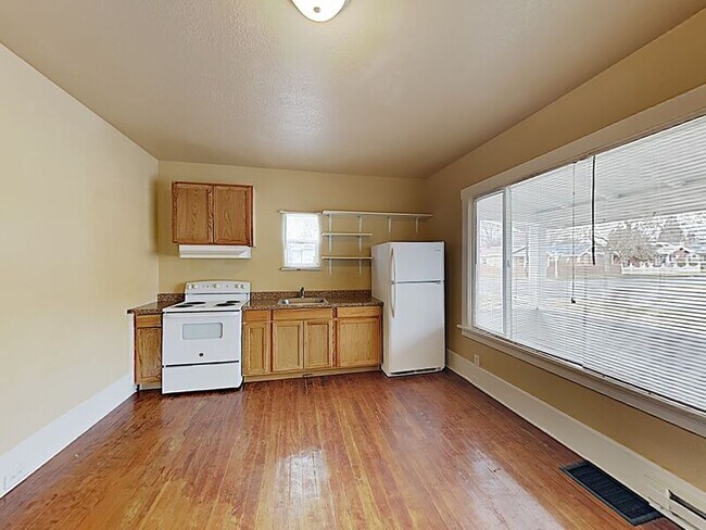 Building Photo - 1212 W MacLaren St