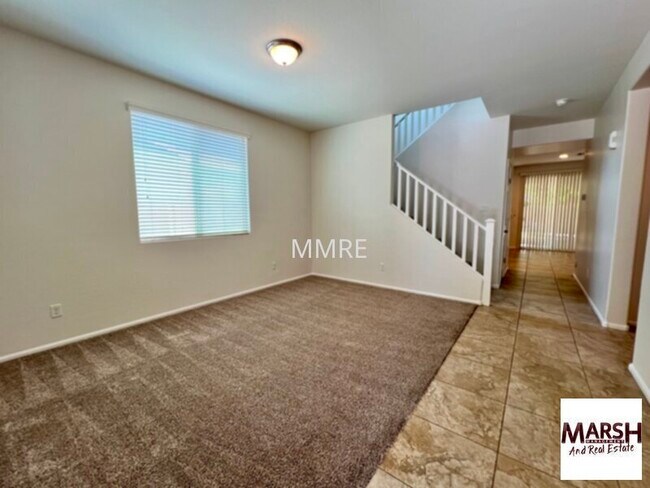 Building Photo - Beautiful 5 bedroom home with tons of livi...