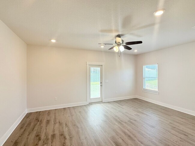 Foto del edificio - Stunning Townhome - End Unit