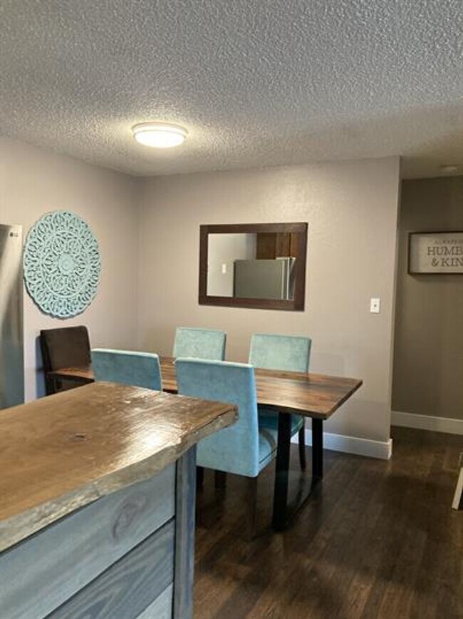Building Photo - Washer dryer in unit! Bus route! Top floor!