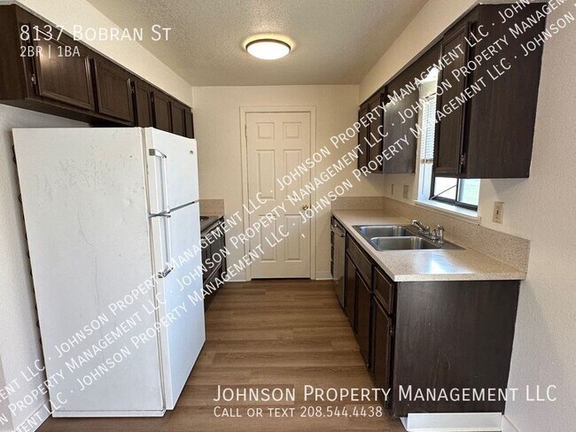 Foto del edificio - 8137 Bobran St