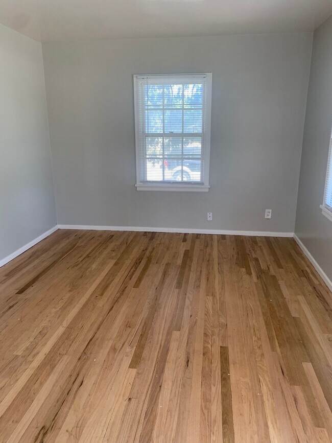 Foto del edificio - 2 BEDROOM, 1 BATHROOM, SINGLE LEVEL APARTMENT