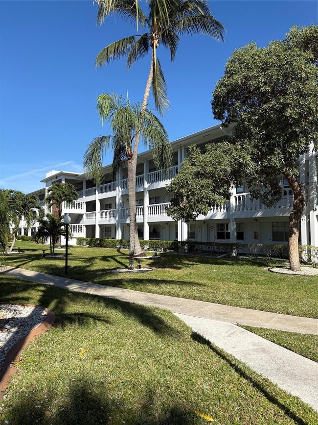 Foto del edificio - 2455 NE 51st St