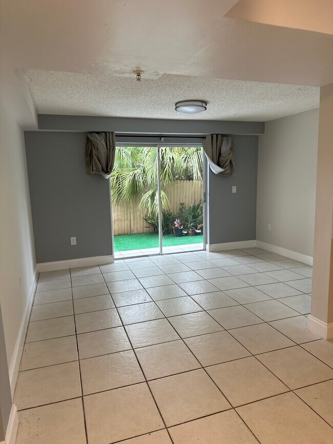 Foto del edificio - 2145 NW 19th Ter
