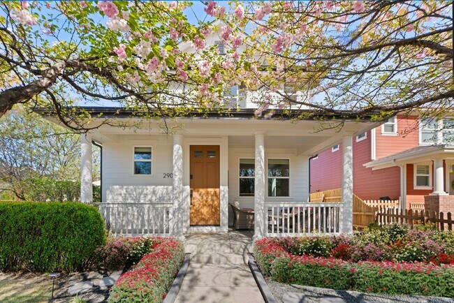 Foto del edificio - Central Park Prime Location Home - 3 Bed, 3 Bath, 2 Car Attached Garage