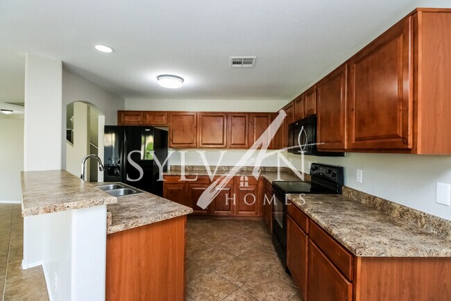 Foto del edificio - Welcome home to this 4 BR, 3 BA home