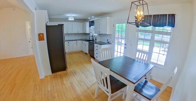 Foto del edificio - HUGE Backyard + Amazing Patio + Pet Friend...
